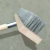 Chổi sắt công nghiệp để làm sạch sàn đường và rêu có cán dài bằng gỗ